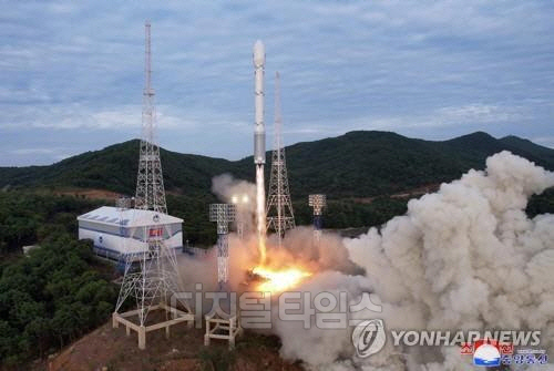 지난 6월 1일 조선중앙통신이 공개한 군사정찰위성 '만리경 1호'를 실은 위성운반로켓 '천리마 1형'의 발사 장면. 연합뉴스